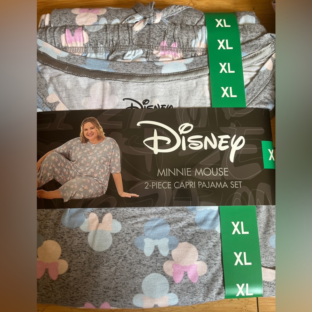 NWT Womans Disney Minnie Mouse Super Soft  Woman’s Pajama Set